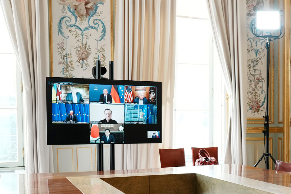 TV-skärm med deltagarna i söndagens digitala möte mellan G7- länderna. Bilden är tagen i ett rum på Élyséepalatset i Frankrike.