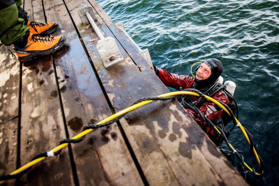Patrik Höglund var en av dykarna som deltog i undersökningen i höstas. Här kommer han upp efter en timme under Marinmuseum, och han var överraskad över hur mycket han kunde se av vraket.