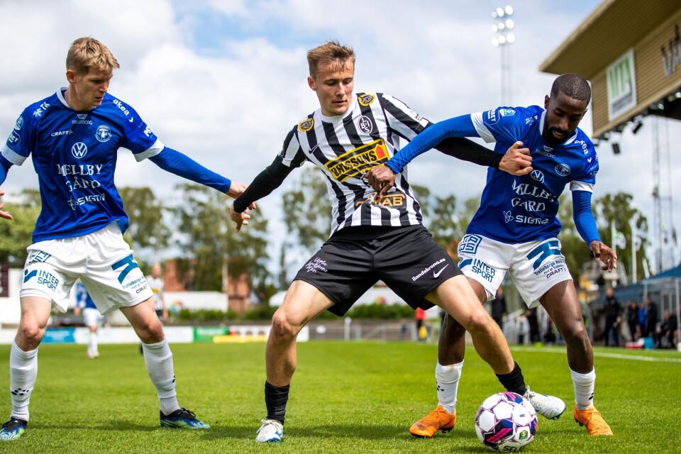 Fritiof Björkén och Mohammed Saeid i duell med Landskronas Melker Heier under Skånederbyt mot Landskrona den 28 maj i år på Vångavallen. Matcherna lagen emellan nästa år spelas båda under sommaren.