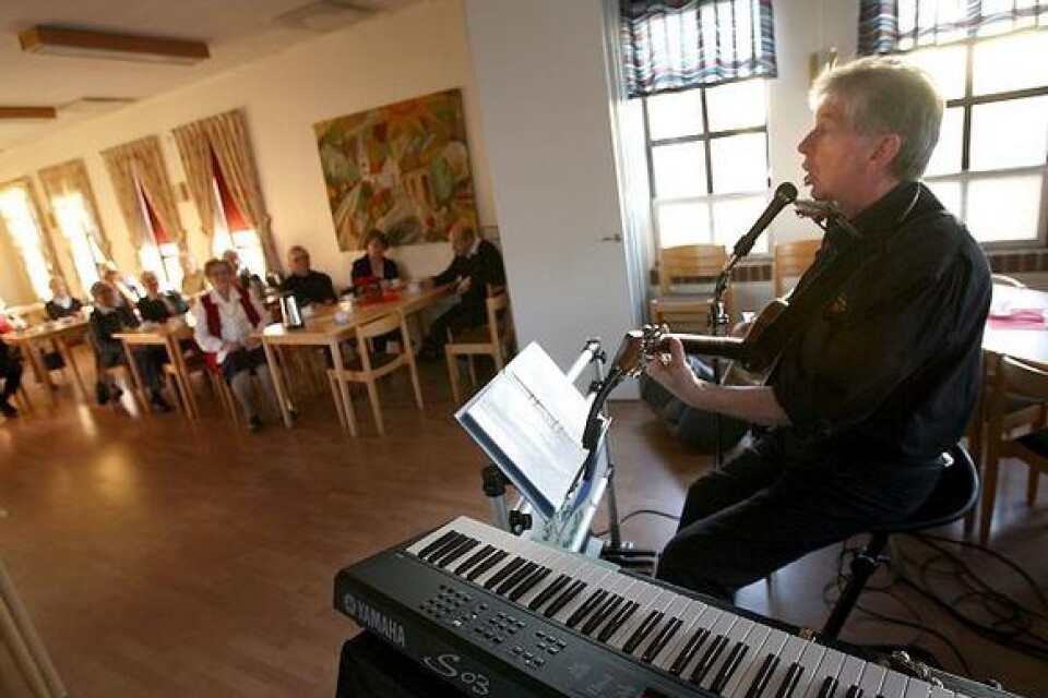 Enmansorkestern Paul Skoog bjöd på underhållning till kaffet i Anderslövs församlingshem i går. Bild: Tomas Nyberg