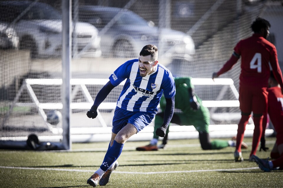 IFK Trelleborgs Adi Hadzikadunic jublar efter ett mål på försäsongen mot Ariana.