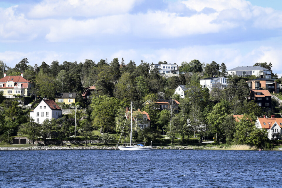 Villor och hus vid vattnet i Danderyd norr om Stockholm, en kommun med hög medellivslängd.