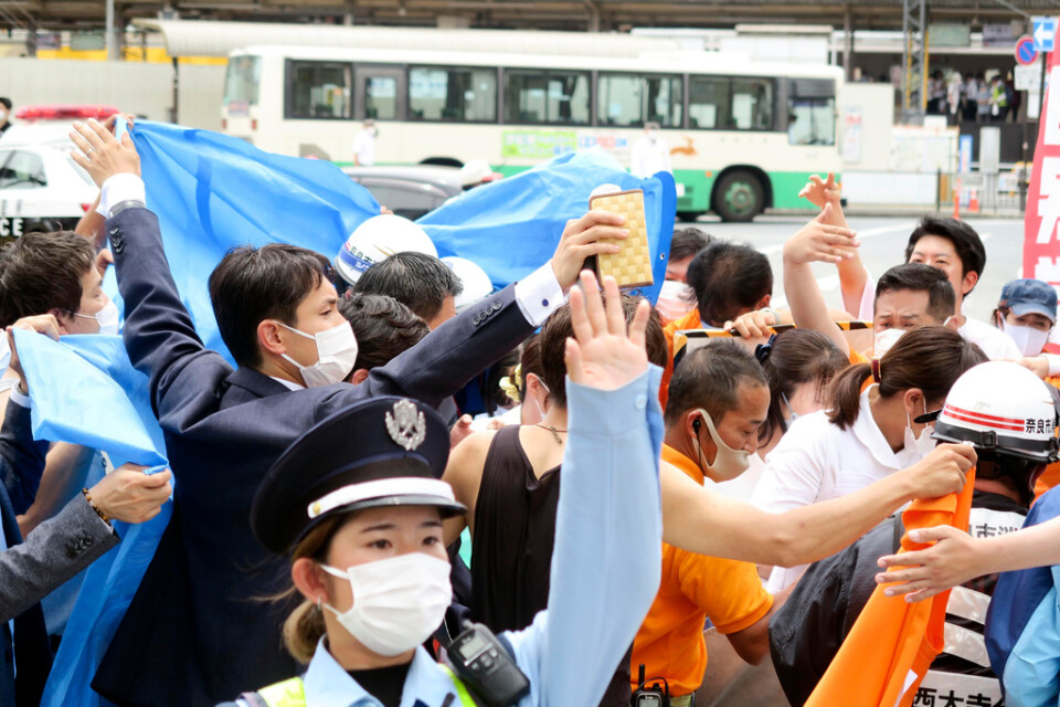 Japans tidigare premiärminister Shinzo Abe sköts när han höll ett kampanjtal i Nara.