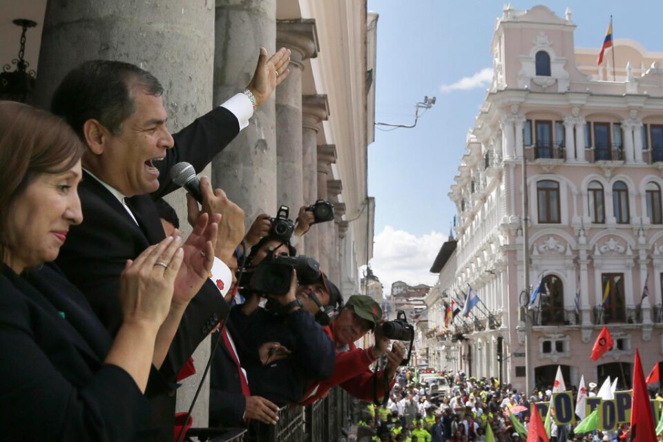Ecuadors president Rafael Correa beskyller nu oppositionen i landet för att planera en statskupp; detta efter nästan en månads protester och krav på Correas avgång. Men oppositionen avfärdar påståendet. Protesterna mot presidenten har pågått i flera vec