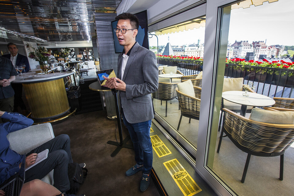 Jacky Zhao Nordisk konsumentchef på Huawei, summerar det senaste halvåret vid pressträff på Bank Hotell i Stockholm.