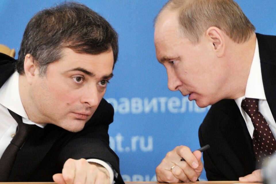 Rådgivaren Vladislav Surkov, här tillsammans med president Vladimir Putin 2012, har fått sparken.