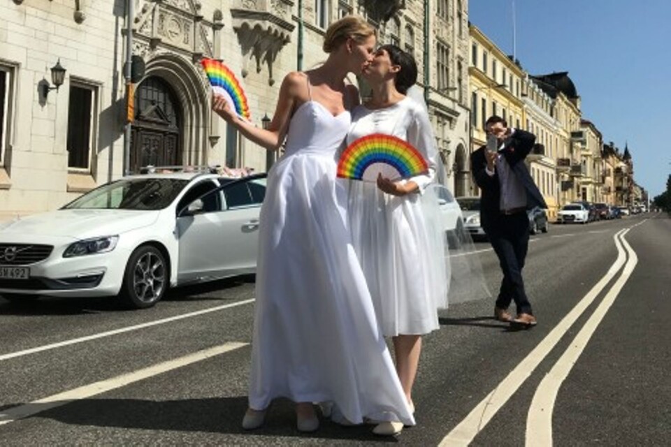 Ida Emilsson and Maria-Luisa Gaete had just been marrien in Yngsjö kapell, then came to the Pride parade, to everyone's delight.