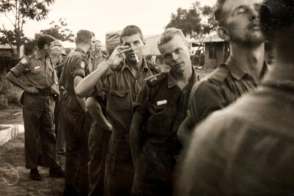De svenska soldaterna i Kongo fick ett mycket tuffare uppdrag än väntat. På bilden en matkö, de till synes slitna soldaterna med blickarna riktade mot kameran är Jan Wahlberg och Kennet Larsson.