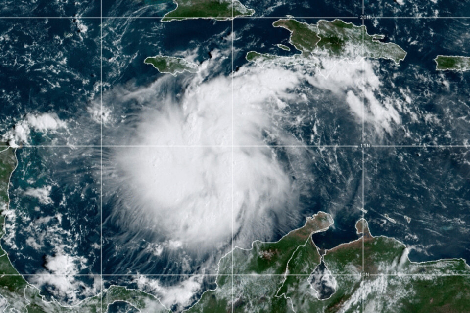 Den tropiska stormen Ian väntas utvecklas till en fullskalig orkan i början av veckan. Satellitbild.