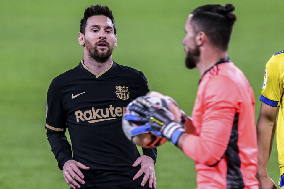 Cadizmålvakten Jeremias Ledesma greppar bollen framför Lionel Messi, vars Barcelona föll med 1–2.