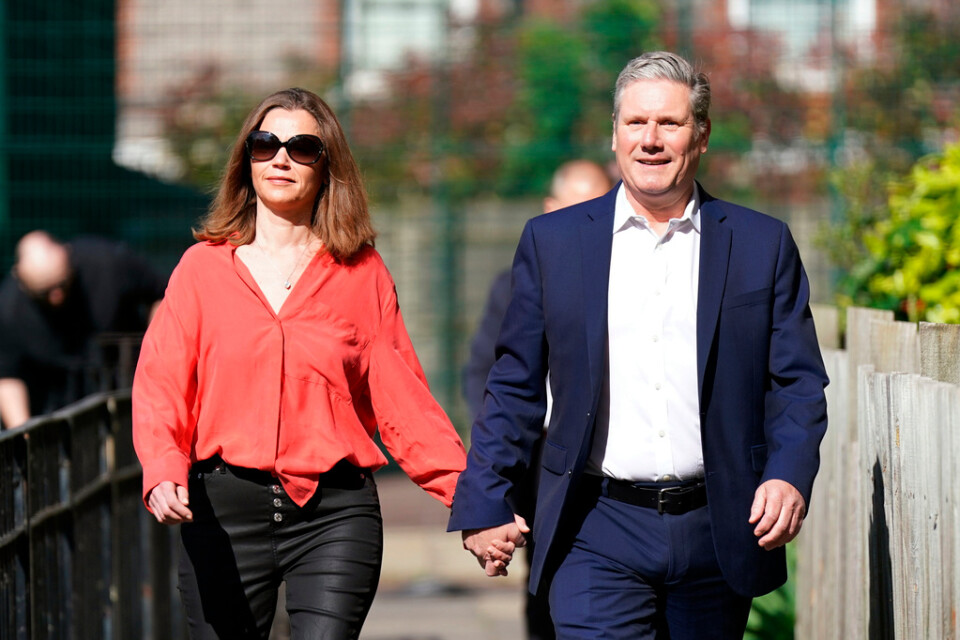 Labour-ledaren Keir Starmer och hustrun Victoria på väg för att rösta i torsdagens lokalval i England.