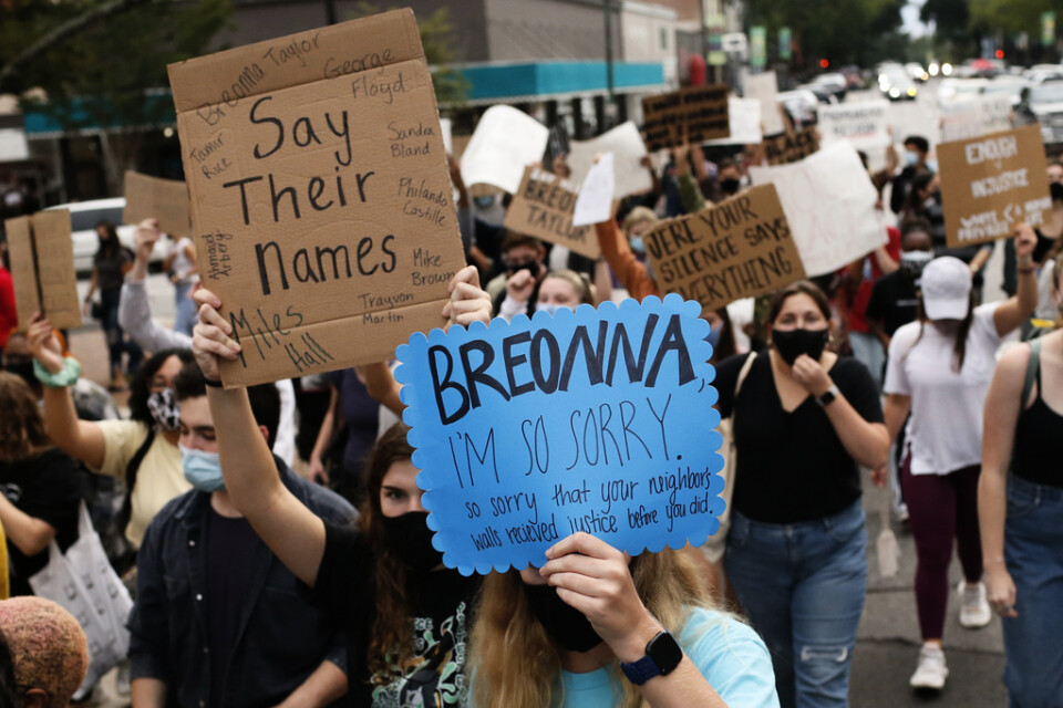 Dödsskjutningen av Breonna Taylor är en av flera som har fått människor att protestera på gatorna i USA. Här en demonstration i Athens i delstaten Georgia, i fredags.