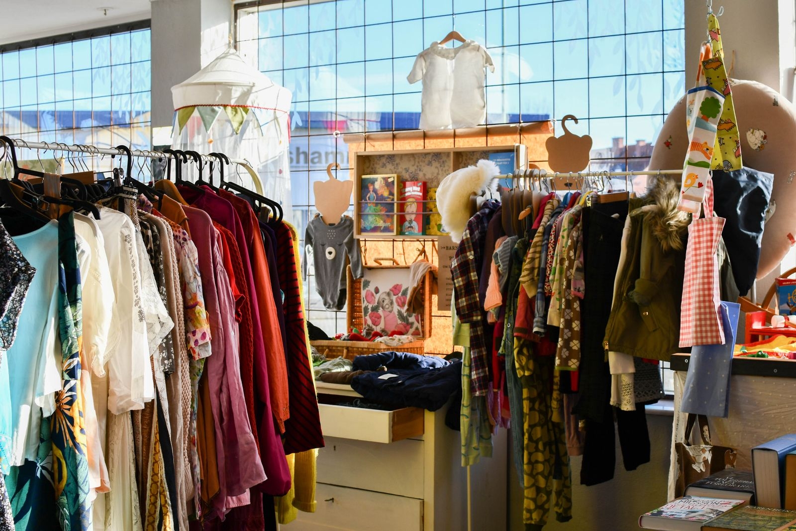 Sigrid vill uppmuntra till en hållbart cirkulär garderob genom att erbjuda alla kunder som lämnar in kläder till second handavdelningen 10 procents rabatt på ett köp i butiken.