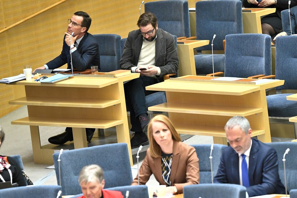 Ny partiledardebatt, nya avstånd mellan partierna. Moderatledaren Ulf Kristersson håller sig på betryggande avstånd från Annie Lööf (C) och Jan Björklund (L).