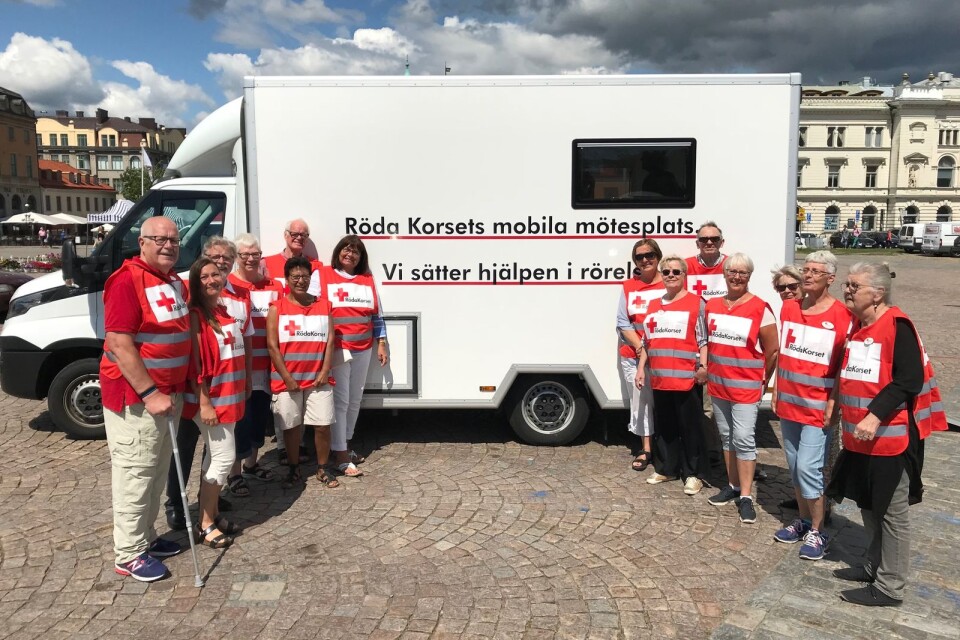 Röda Korset i Karlskronas nya krisgrupp, bestående av frivilligarbetare, vid den så kallade krisbilen.