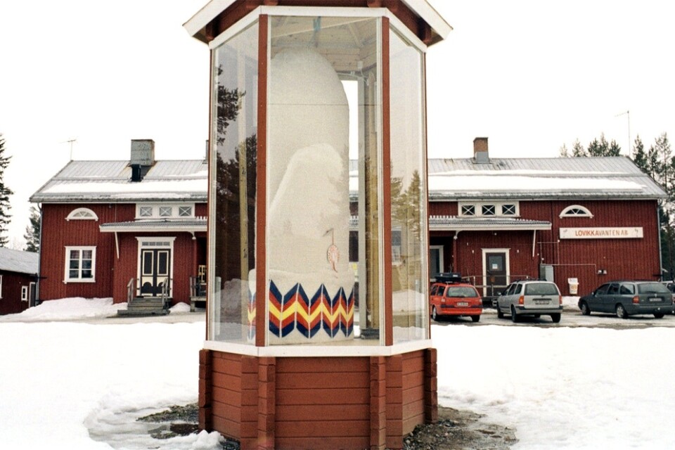 Tumvanten som stod utanför fabriken i Lovikka. Arkivbild från 2001.