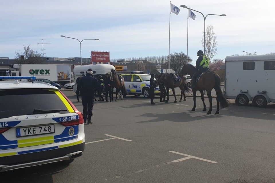 Vid elvatiden på tisdagen var flera poliser till häst synliga på Gamlegården,