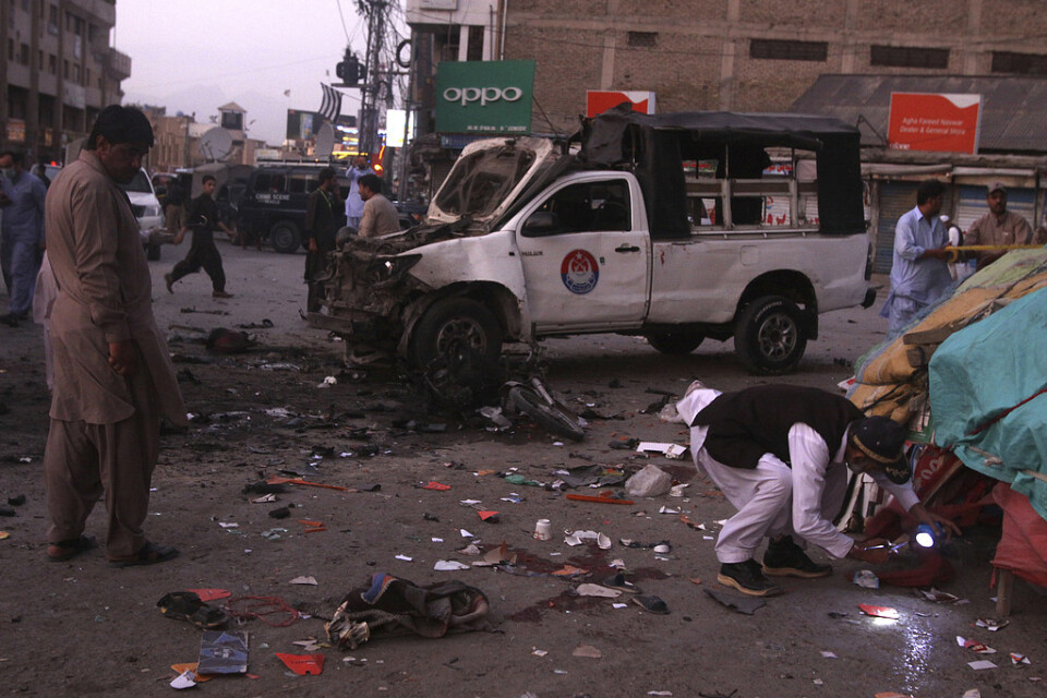 Minst fem personer har dödats i ett bombdåd i Pakistan.