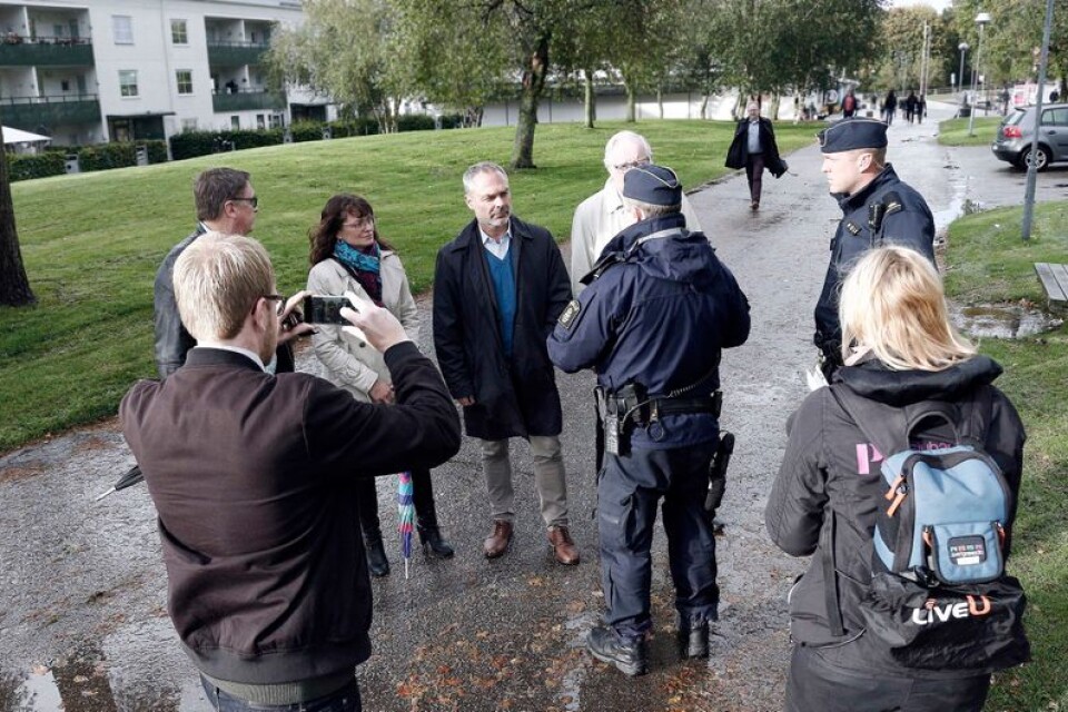 Många politiker av olika kulörer har på senare tid besökt Borås och utanförskapsområdena. Här Liberalernas partiledare Jan Björklund som – tillsammans med bland andra Anna Svalander, t v, och Morgan Hjalmarsson, t h – 4 oktober samtalade med poliser och invånare.