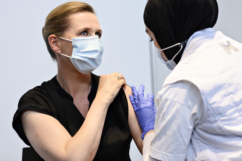 Danmarks statsminister Mette Frederiksen vaccinerades mot covid-19 den 4 juni. Antalet nya covid-19-fall i Danmark minskar just nu - men inte lika snabbt som i resten av EU. Arkivfoto.