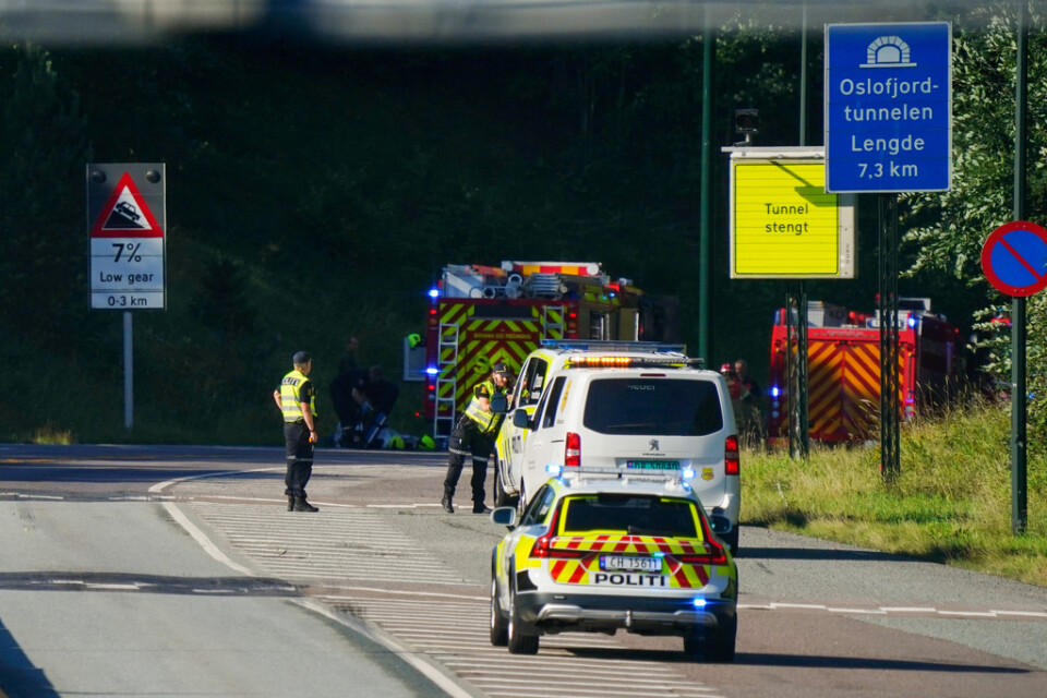 En lastbil började brinna inne i Oslofjordtunneln.
