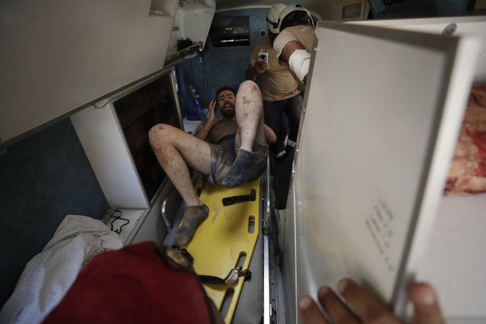 En av de många som skadats i explosionen och som dragits fram ur rasmassorna för att föras till sjukhus.
