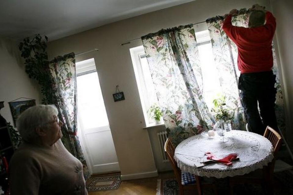 FixarMalte Roland Björk lägger sista handen vid gardinuppsättningen hemma hos Enid Sjöholm.