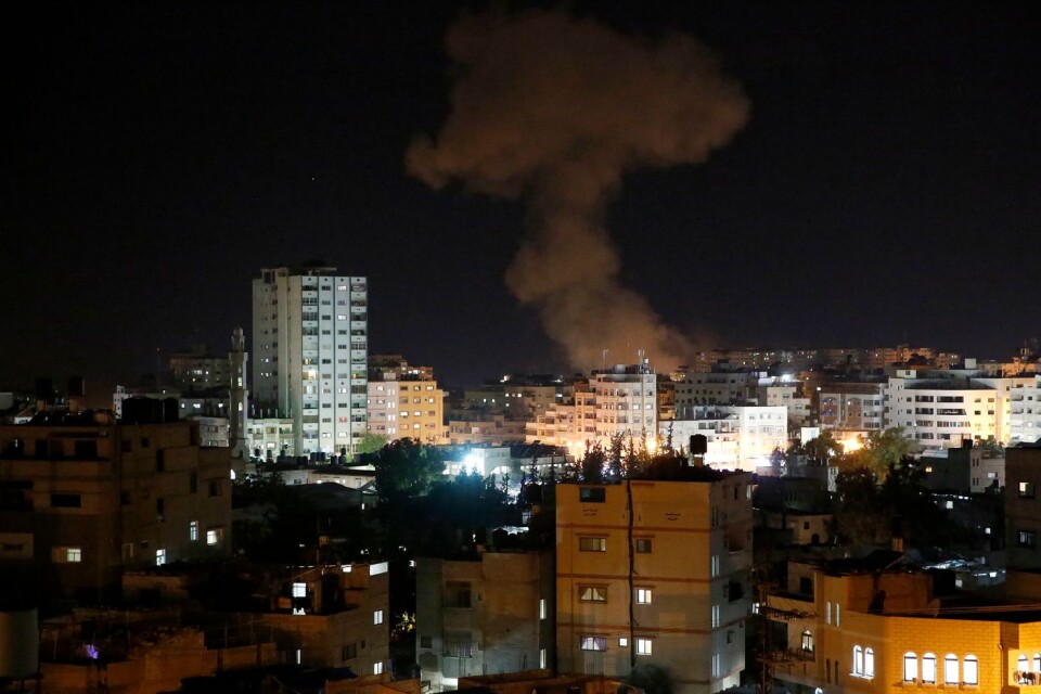 Rök stiger från Gaza-staden efter israeliska lufträder.