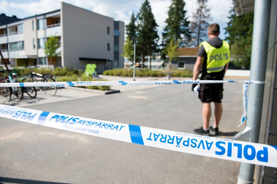 Polisen spärrade snabbt av ett område på Hjalmar Petris väg i Växjö där mordförsöket ska ha ägt rum. Den misstänkte gärningsmannen greps i närheten av brottsplatsen.