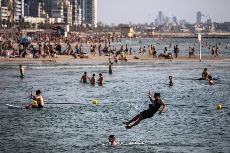 I Tel Aviv är det inte tillåtet att vistas på stränderna, en regel som inte ser ut att efterföljas. Bilden är från i lördags.