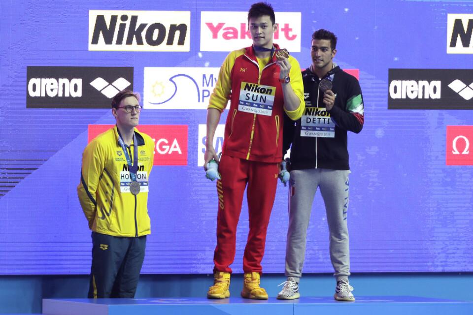 Australiern Mack Horton, i gult, vägrar kliva upp på prispallen efter 400 meter fritt under sommarens VM som en protest att Sun Yang, guldmedaljör i mitten, tilläts ställa upp i mästerskapet. Arkivbild.