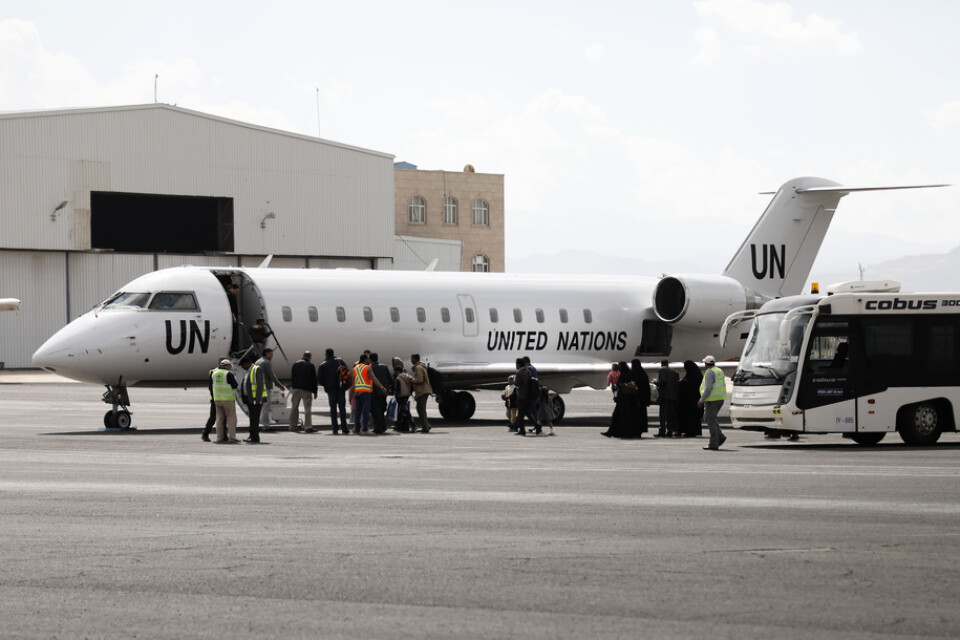 Jemeniter som ska få vård i Jordanien går ombord på FN-planet i Sana.