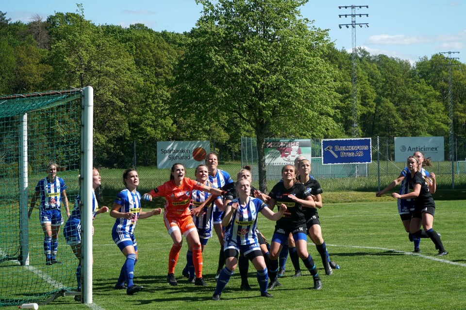 IFK Örby U (i blåvitrandigt) föll bara med 2–0 mot klubbens starka division I-lag i en internmatch på Örby IP den 20 maj.