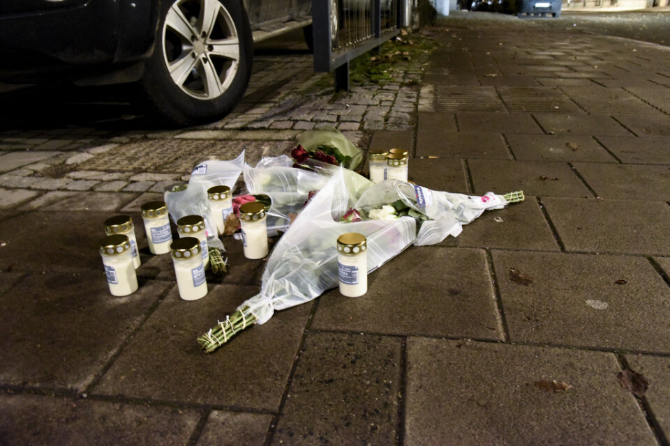 Blommor och tända ljus utanför den nattklubb i centrala Norrköping där två personer sköts ihjäl i början av december. Arkivbild.