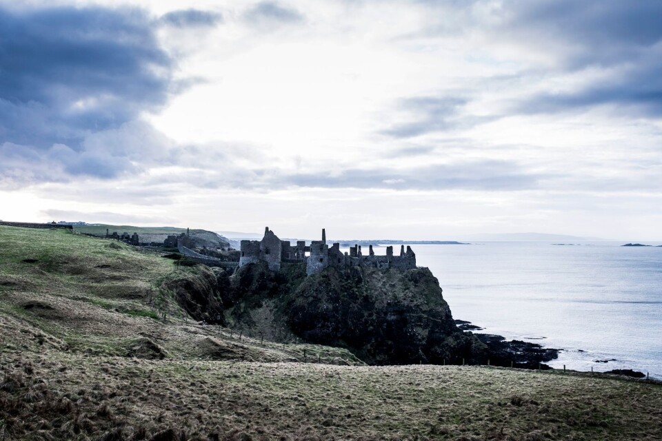 Längs med Nordirlands kust finns slottsruiner som fungerat som exteriörer i "Game of thrones".