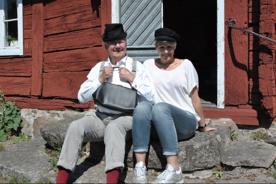 Ingvar Andersson och Maria Ingvarsdotter bjuder på en bukett texter av skåningar i ”Gläd dig, du skåning”, sommarens berättarteaterföreställning på Västergårda. Premiären är den 28 juni. Foto: Pernilla Ekdahl