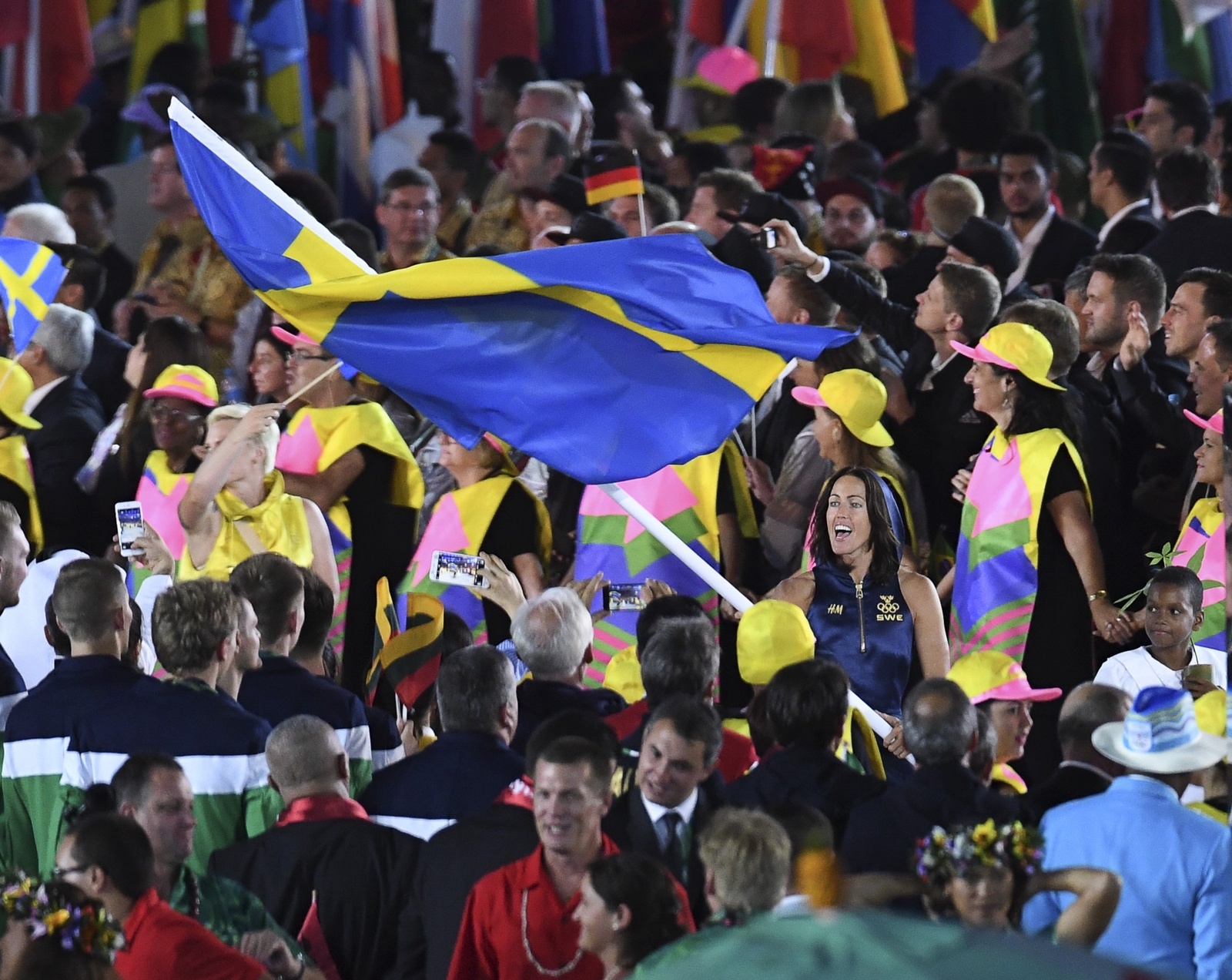Simmaren Therese Alshammar bär Sveriges flagga under invigningsceremonin på arenan Maracanã under sommar-OS i Rio på fredagen.