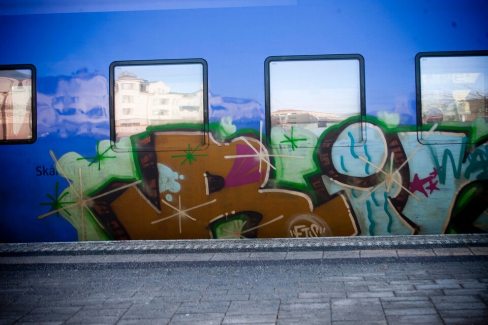 Tåget, och graffitin, på bilden är inte det som nämns i texten. Arkivfoto.