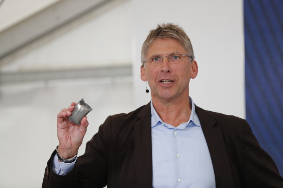 Jan Moström, vd för LKAB, visar upp ett par hundra gram fossilfritt stål.
