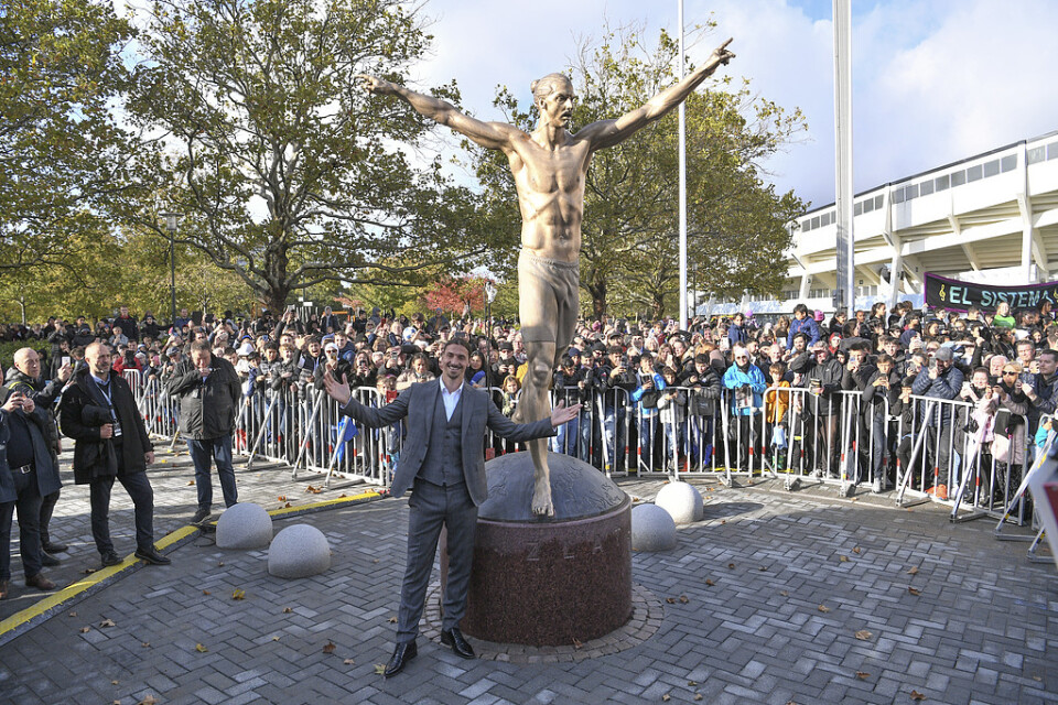 Statyn av fotbollsstjärnan Zlatan Ibrahimovic är nu invigd. Här ses huvudpersonen själv vid sin bronsavbild.