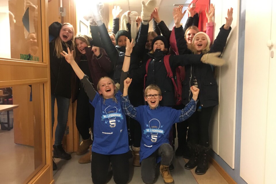Rikke Christiansson Lehn och Assar Eriksson firar segern tillsammans med klasskamraterna i Musikugglan 5B.