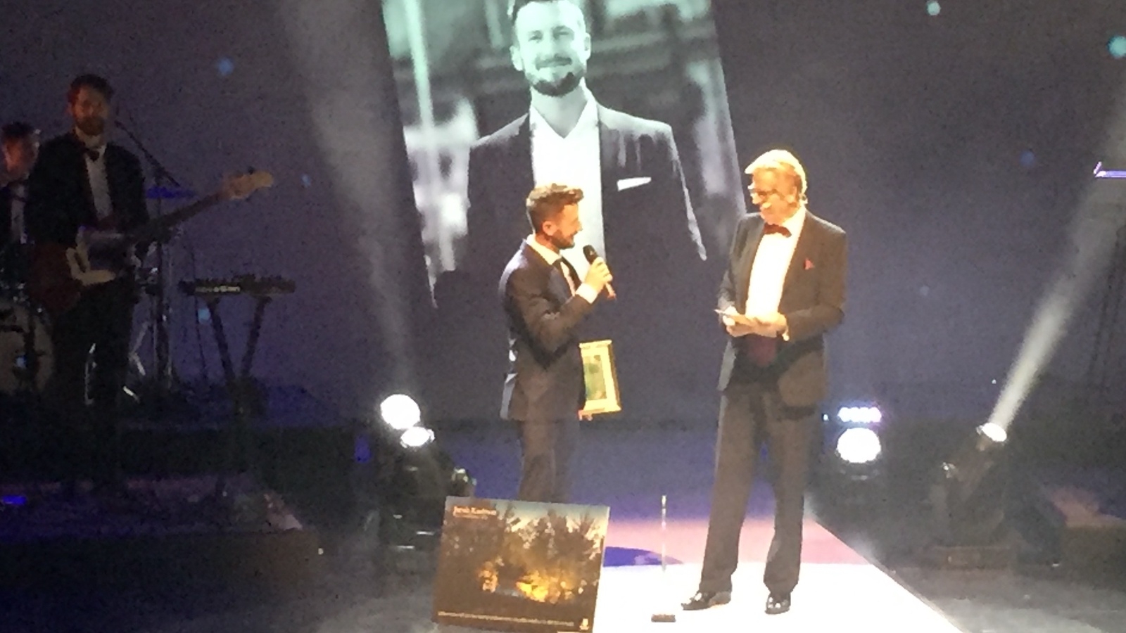 Jacob Karlsson tar emot utmärkelsen "Årets hässleholmare" under galakvällen. Foto: Katarina Bexell