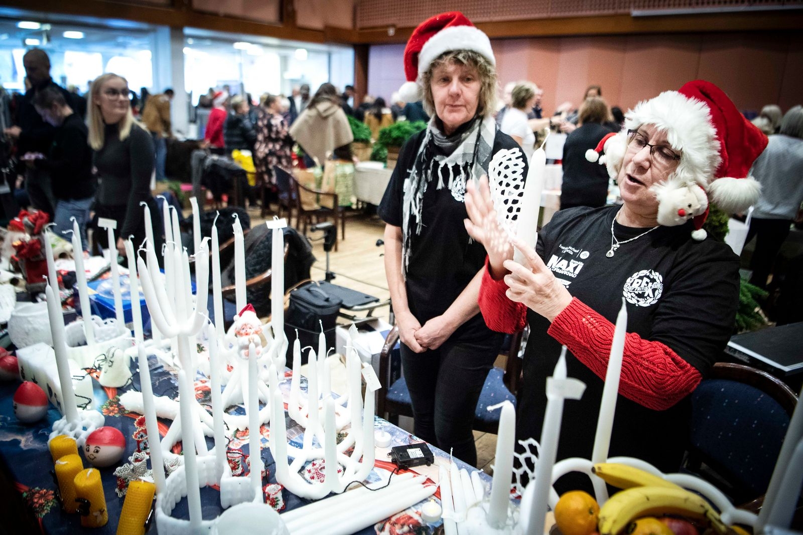 Marie Strandberg och Ann-Kristin Thylander var för första gången på julmarknad i Olofström. Deras handstöpta ljus var uppskattade.