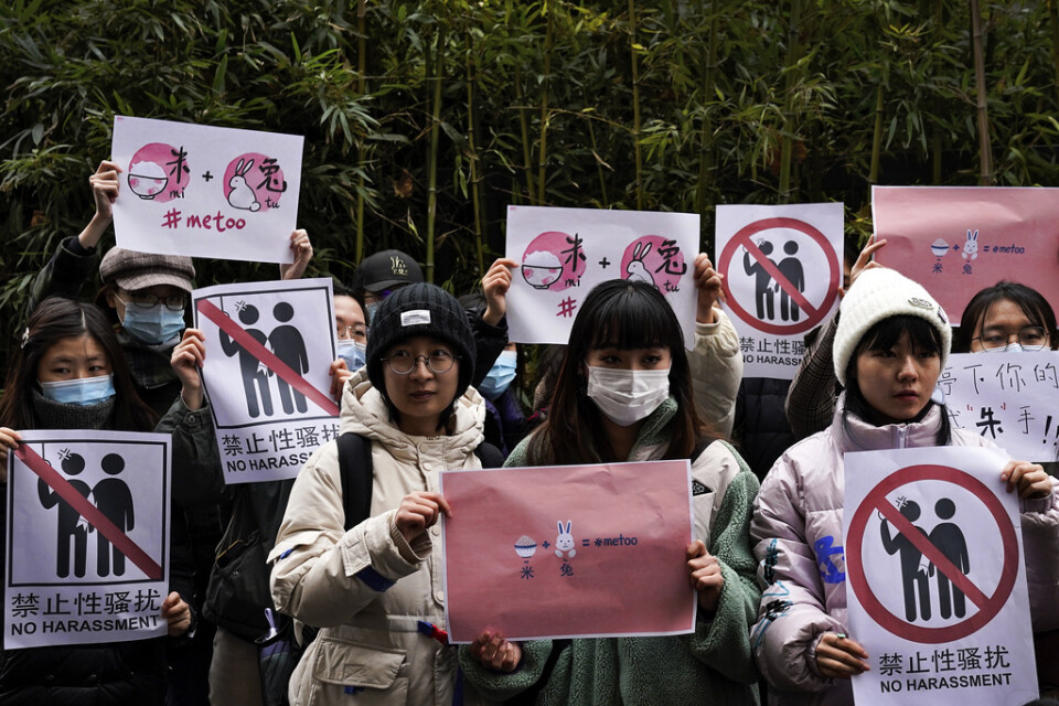 Den senaste tiden har tillslag skett mot kvinnorättsaktivister i sociala medier i Kina. På bilden ses anhängare till landets metoo-rörelse hålla upp skyltar i protest mot trakasserier, dock inte i samband med tillslagen i artikeln. Arkivbild.