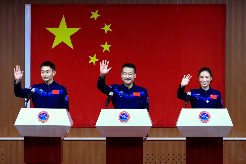 Rymdfararna Ye Guangfu, Zhai Zhigang och Wang Yaping på presskonferensen inför helgens avfärd.
