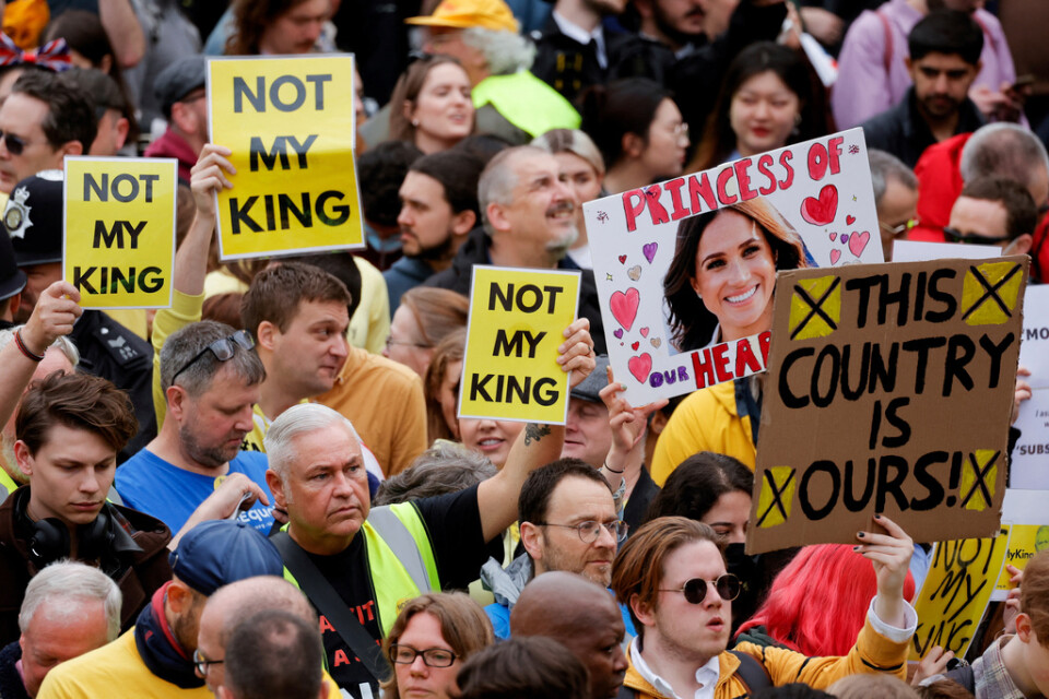 "Inte min kung", står det på plakat som hålls upp i folkhavet i London.