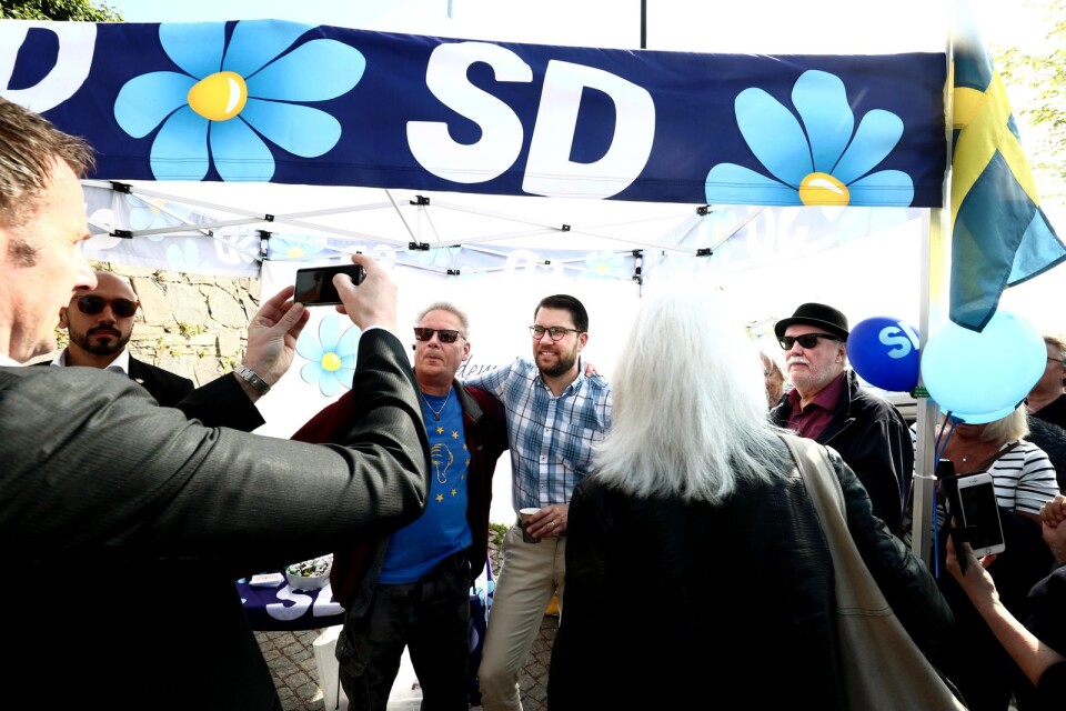 Det var många som ville bli fotograferade med sverigedemokraternas partiledare Jimmie Åkesson när han på tisdagsförmiddagen gjorde ett snabbstopp vid Jordbroporten i Kalmar