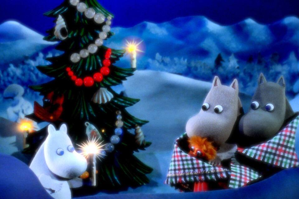Vad är den där julen egentligen? Det får Mumin och hans familj reda ut när de väcks ur sin vintersömn. Pressbild.
