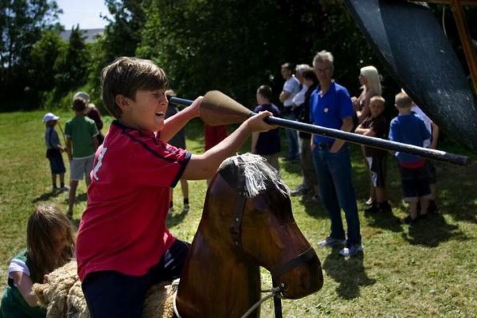 Åhusbon Victor Gaete, nio år, lekte riddare på en trähäst. "Det var kul", försäkrade han efteråt.