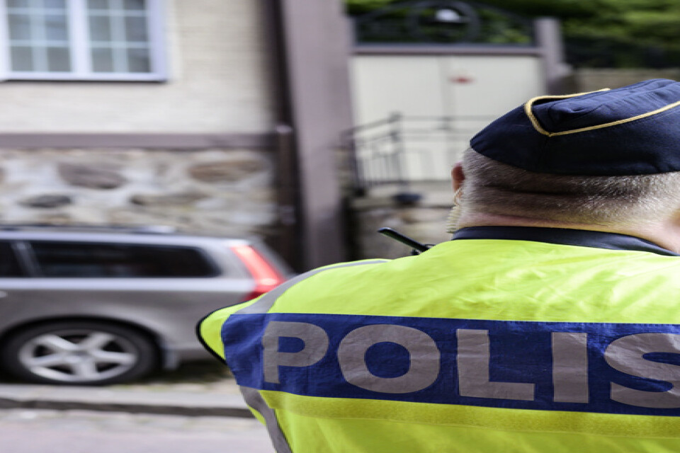 Mitten av maj tidigare i år: Polisen bevakar judiska församlingens lokal i centrala Helsingborg efter knivdådet. Arkivbild.